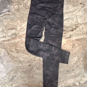 SPANX Medium Leggings M dark Camo NICE!